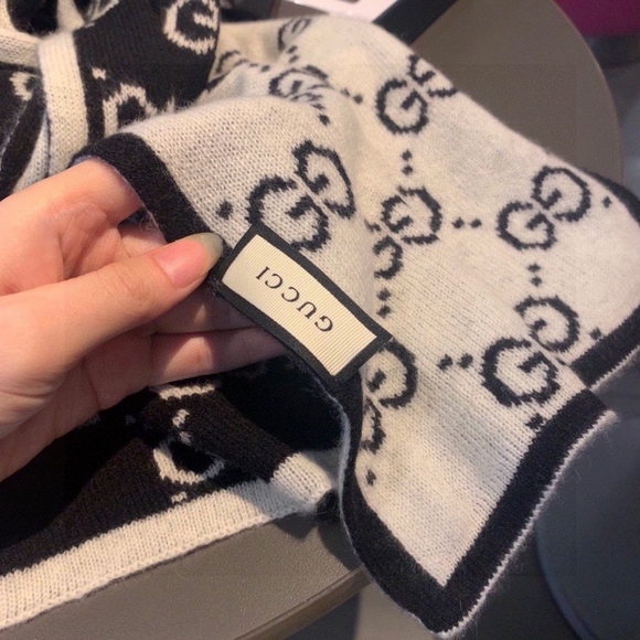 ✨🎊Authentic 💎Gucci scarf - Picture 6 of 7